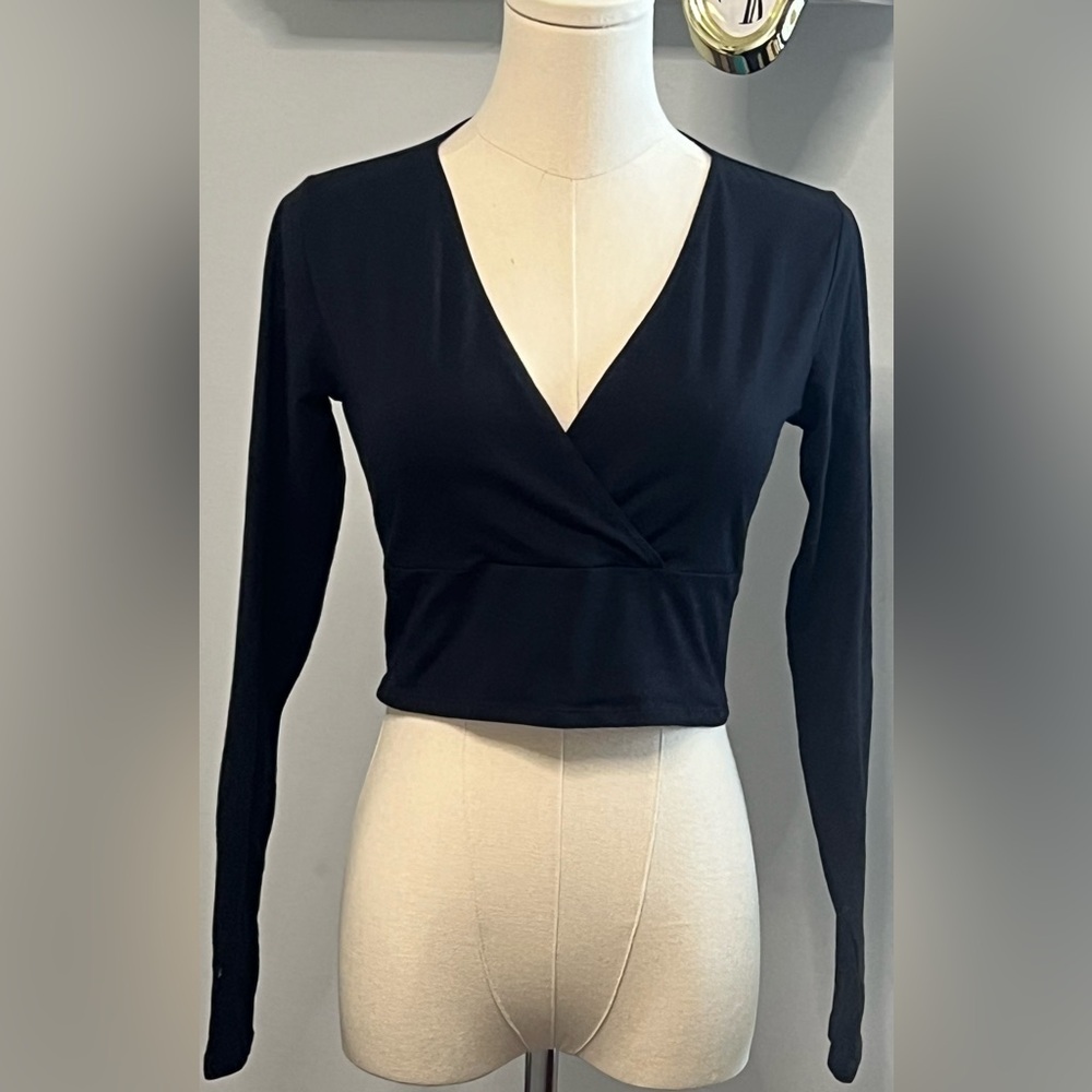 NWT Garage Black Long Sleeved V Neck Crop Top Size M Haut Manache Long